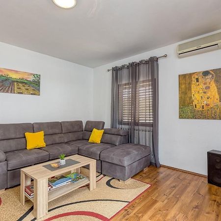 Emanuela With Private Pool Apartment Loborika Luaran gambar