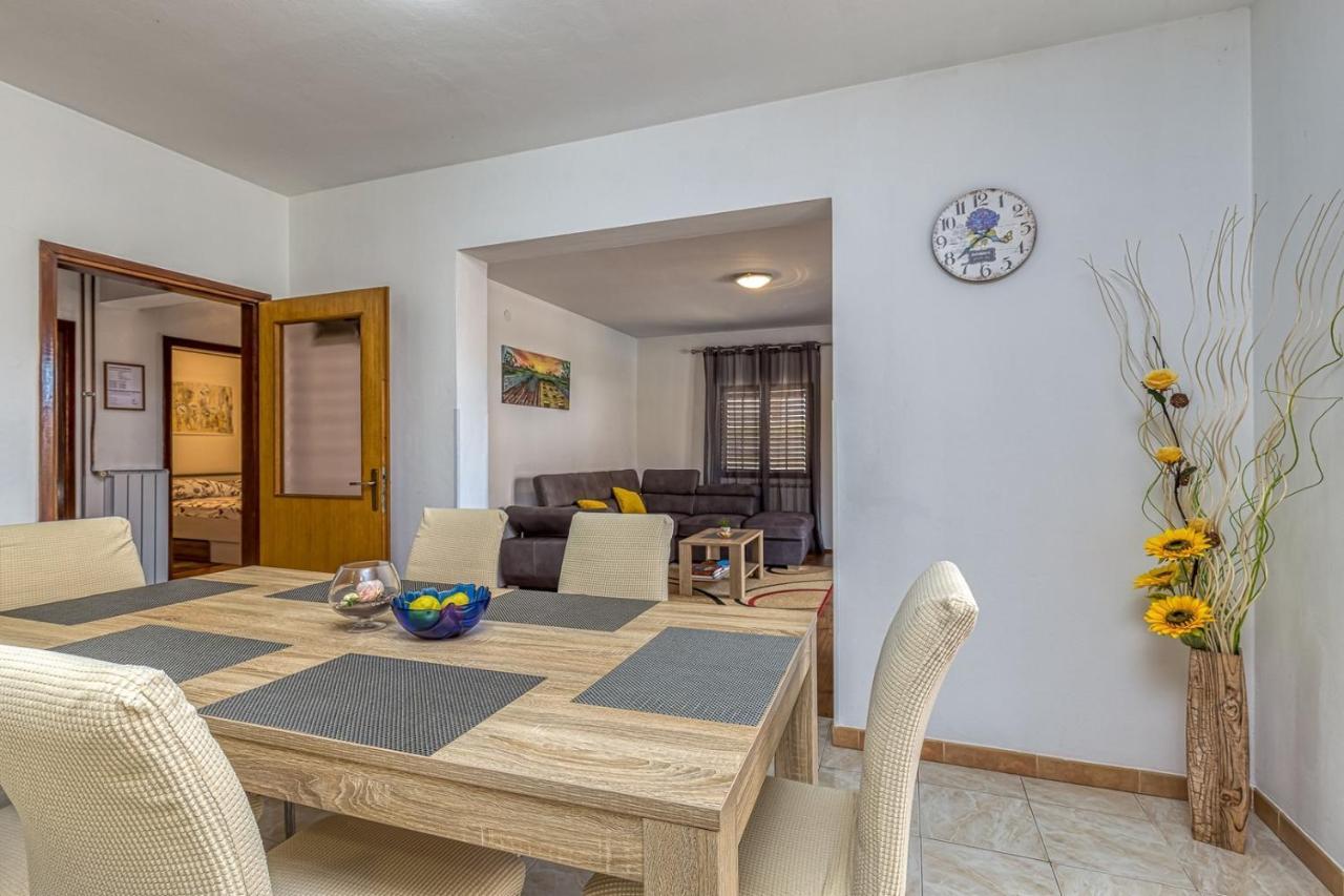 Emanuela With Private Pool Apartment Loborika Luaran gambar