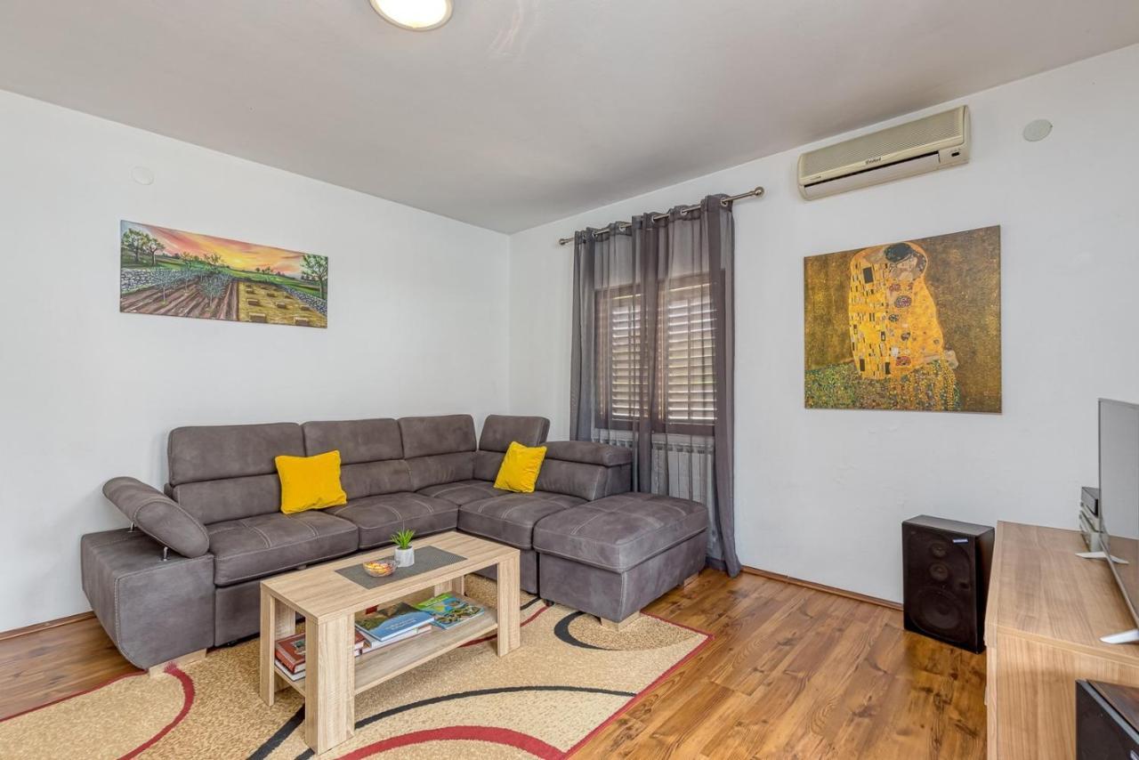 Emanuela With Private Pool Apartment Loborika Luaran gambar