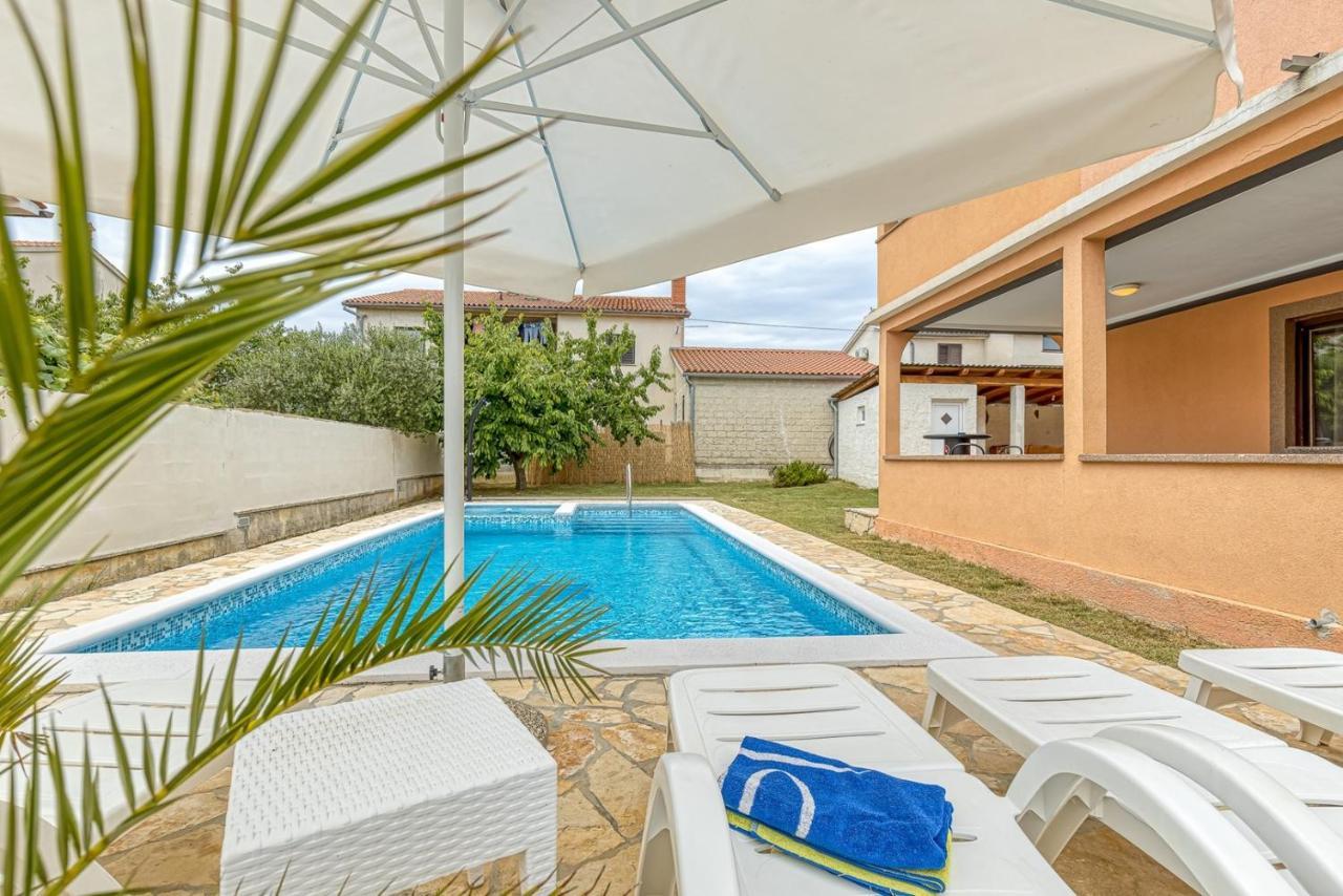 Emanuela With Private Pool Apartment Loborika Luaran gambar