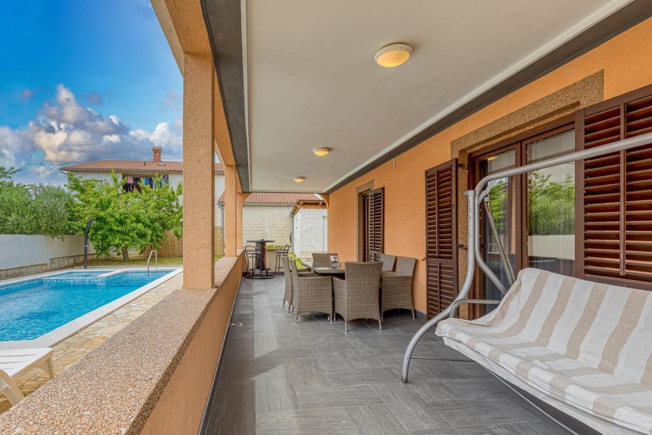 Emanuela With Private Pool Apartment Loborika Luaran gambar