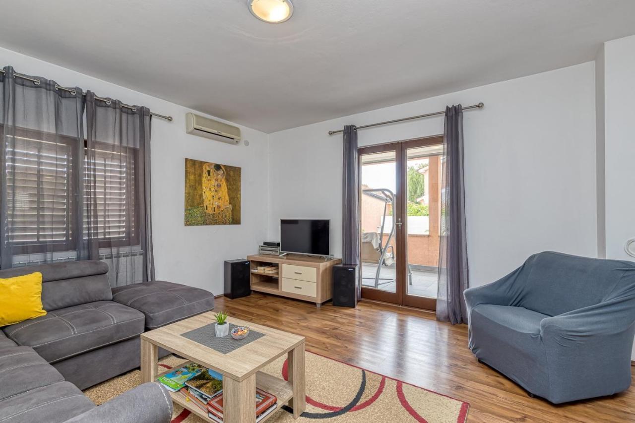 Emanuela With Private Pool Apartment Loborika Luaran gambar